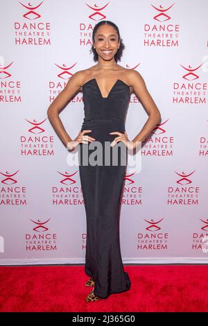 NEW YORK, NEW YORK - 05 AVRIL : Erica Lall participe au gala annuel de la vision du Dance Theatre of Harlem en l'honneur de Debbie Allen le 05 avril 2022 à New York. Banque D'Images