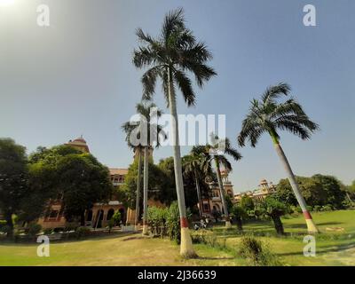 Prayagraj, Uttar Pradesh, Inde. 4th avril 2022. Le nouveau GOUVERNEMENT A lancé à l'échelle de l'État « chool chalo abhiyaan » pour couvrir l'étude avec perte des deux dernières sessions en raison de la pandémie de Corona dans l'Uttar Pradesh, en Inde. L'Université d'Allahabad est une université collégiale centrale située à Prayagraj, dans l'Uttar Pradesh, en Inde. Il a été créé le 23 septembre 1887 par une loi du Parlement et est reconnu comme institut d'importance nationale (INI). C'est l'une des plus anciennes universités modernes d'Inde[4]. Ses origines remontent au Muir Central College, nommé d'après le lieutenant-gouverneur des provinces du Nord-Ouest, S. Banque D'Images