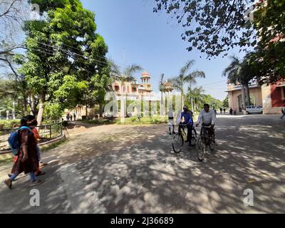 Prayagraj, Uttar Pradesh, Inde. 4th avril 2022. Le nouveau GOUVERNEMENT A lancé à l'échelle de l'État « chool chalo abhiyaan » pour couvrir l'étude avec perte des deux dernières sessions en raison de la pandémie de Corona dans l'Uttar Pradesh, en Inde. L'Université d'Allahabad est une université collégiale centrale située à Prayagraj, dans l'Uttar Pradesh, en Inde. Il a été créé le 23 septembre 1887 par une loi du Parlement et est reconnu comme institut d'importance nationale (INI). C'est l'une des plus anciennes universités modernes d'Inde[4]. Ses origines remontent au Muir Central College, nommé d'après le lieutenant-gouverneur des provinces du Nord-Ouest, S. Banque D'Images