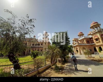 Prayagraj, Uttar Pradesh, Inde. 4th avril 2022. Le nouveau GOUVERNEMENT A lancé à l'échelle de l'État « chool chalo abhiyaan » pour couvrir l'étude avec perte des deux dernières sessions en raison de la pandémie de Corona dans l'Uttar Pradesh, en Inde. L'Université d'Allahabad est une université collégiale centrale située à Prayagraj, dans l'Uttar Pradesh, en Inde. Il a été créé le 23 septembre 1887 par une loi du Parlement et est reconnu comme institut d'importance nationale (INI). C'est l'une des plus anciennes universités modernes d'Inde[4]. Ses origines remontent au Muir Central College, nommé d'après le lieutenant-gouverneur des provinces du Nord-Ouest, S. Banque D'Images