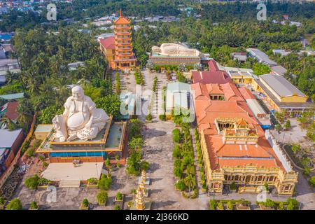 Province de Tien Giang, Vietnam - 13 mars 2022 : vue aérienne de la pagode de Vinh Trang. Un monument historique - culturel qui attire les visiteurs à My Tho, Tien Banque D'Images