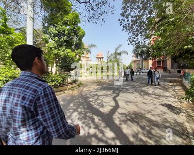 Prayagraj, Uttar Pradesh, Inde. 4th avril 2022. Le nouveau GOUVERNEMENT A lancé à l'échelle de l'État « chool chalo abhiyaan » pour couvrir l'étude avec perte des deux dernières sessions en raison de la pandémie de Corona dans l'Uttar Pradesh, en Inde. L'Université d'Allahabad est une université collégiale centrale située à Prayagraj, dans l'Uttar Pradesh, en Inde. Il a été créé le 23 septembre 1887 par une loi du Parlement et est reconnu comme institut d'importance nationale (INI). C'est l'une des plus anciennes universités modernes d'Inde[4]. Ses origines remontent au Muir Central College, nommé d'après le lieutenant-gouverneur des provinces du Nord-Ouest, S. Banque D'Images