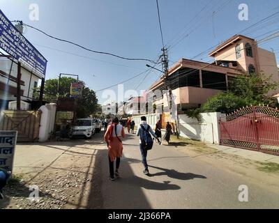 Prayagraj, Uttar Pradesh, Inde. 4th avril 2022. Le nouveau GOUVERNEMENT A lancé à l'échelle de l'État « chool chalo abhiyaan » pour couvrir l'étude avec perte des deux dernières sessions en raison de la pandémie de Corona dans l'Uttar Pradesh, en Inde. L'Université d'Allahabad est une université collégiale centrale située à Prayagraj, dans l'Uttar Pradesh, en Inde. Il a été créé le 23 septembre 1887 par une loi du Parlement et est reconnu comme institut d'importance nationale (INI). C'est l'une des plus anciennes universités modernes d'Inde[4]. Ses origines remontent au Muir Central College, nommé d'après le lieutenant-gouverneur des provinces du Nord-Ouest, S. Banque D'Images