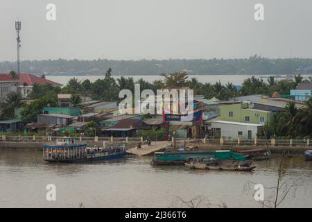 Province de Tien Giang, Vietnam -12 Mar 2022: Vue de la ville de My Tho, île de Tan long et port de plaisance, pont de Rach Mieu avec transport, énergie infrast Banque D'Images