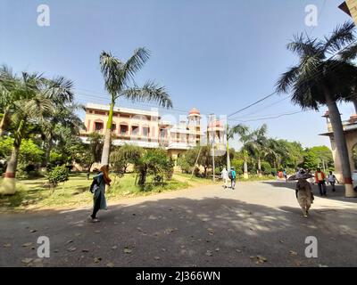 Prayagraj, Uttar Pradesh, Inde. 4th avril 2022. Le nouveau GOUVERNEMENT A lancé à l'échelle de l'État « chool chalo abhiyaan » pour couvrir l'étude avec perte des deux dernières sessions en raison de la pandémie de Corona dans l'Uttar Pradesh, en Inde. L'Université d'Allahabad est une université collégiale centrale située à Prayagraj, dans l'Uttar Pradesh, en Inde. Il a été créé le 23 septembre 1887 par une loi du Parlement et est reconnu comme institut d'importance nationale (INI). C'est l'une des plus anciennes universités modernes d'Inde[4]. Ses origines remontent au Muir Central College, nommé d'après le lieutenant-gouverneur des provinces du Nord-Ouest, S. Banque D'Images