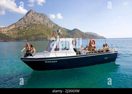 Bateau de plongée dans la baie d'Adrasan, Lykia, Turquie, mer Méditerranée Banque D'Images