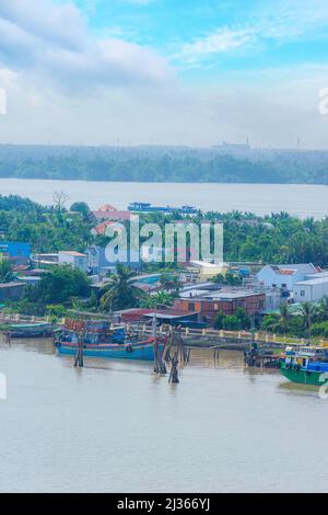 Province de Tien Giang, Vietnam -12 Mar 2022: Vue de la ville de My Tho, île de Tan long et port de plaisance, pont de Rach Mieu avec transport, énergie infrast Banque D'Images