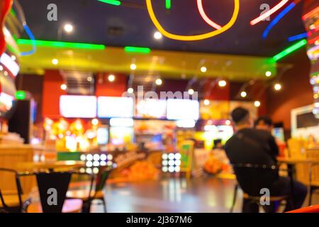 Entrée de cinéma intérieur flou utilisation de l'image pour l'arrière-plan de l'entreprise et le concept de cinéma. Abstrait flou les gens font la queue pour acheter le billet dans le pays Banque D'Images