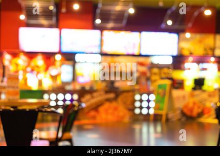 Entrée de cinéma intérieur flou utilisation de l'image pour l'arrière-plan de l'entreprise et le concept de cinéma. Abstrait flou les gens font la queue pour acheter le billet dans le pays Banque D'Images