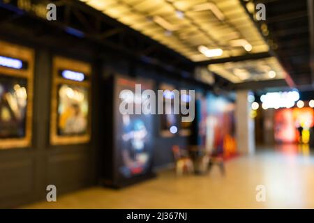Entrée de cinéma intérieur flou utilisation de l'image pour l'arrière-plan de l'entreprise et le concept de cinéma. Abstrait flou les gens font la queue pour acheter le billet dans le pays Banque D'Images