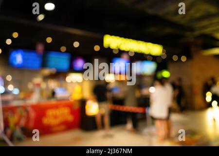 Entrée de cinéma intérieur flou utilisation de l'image pour l'arrière-plan de l'entreprise et le concept de cinéma. Abstrait flou les gens font la queue pour acheter le billet dans le pays Banque D'Images