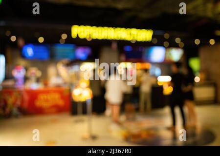 Entrée de cinéma intérieur flou utilisation de l'image pour l'arrière-plan de l'entreprise et le concept de cinéma. Abstrait flou les gens font la queue pour acheter le billet dans le pays Banque D'Images