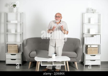 Homme d'affaires âgé, aux cheveux gris au bureau, portrait d'affaires du vieil homme. Banque D'Images