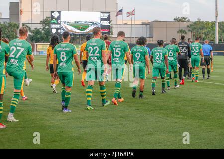 Saint-Pétersbourg, FL Etats-Unis: Tampa Bay rowdies et les villages SC marchent vers le terrain pendant la ronde 2 de l'USL 2022 U.S. Open Cup, le mardi 5 avril 20 Banque D'Images