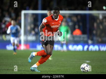 Peterborough, Royaume-Uni. 05th avril 2022. Elijah Adebayo (LT) au Peterborough United v Luton Town, championnat de l'EFL, au Weston Homes Stadium, Peterborough, Cambridgeshire. Crédit : Paul Marriott/Alay Live News Banque D'Images