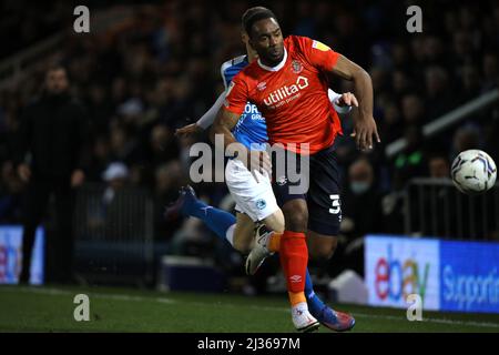 Peterborough, Royaume-Uni. 05th avril 2022. Cameron Jerome (LT) au Peterborough United v Luton Town, championnat de l'EFL, au Weston Homes Stadium, Peterborough, Cambridgeshire. Crédit : Paul Marriott/Alay Live News Banque D'Images