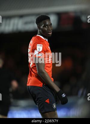 Peterborough, Royaume-Uni. 05th avril 2022. Elijah Adebayo (LT) au Peterborough United v Luton Town, championnat de l'EFL, au Weston Homes Stadium, Peterborough, Cambridgeshire. Crédit : Paul Marriott/Alay Live News Banque D'Images