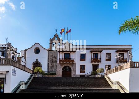 Icod de los Vinos, Espagne - 12 août 2021 : Hôtel de ville d'Icod de los Vinos. Vue sur les marches et la façade principale. Ténérife, îles Canaries Banque D'Images