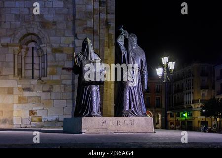 Sculpture en bronze de deux personnages de la procession de Pâques qui a lieu à Zamora pendant la semaine sainte, Espagne. Banque D'Images