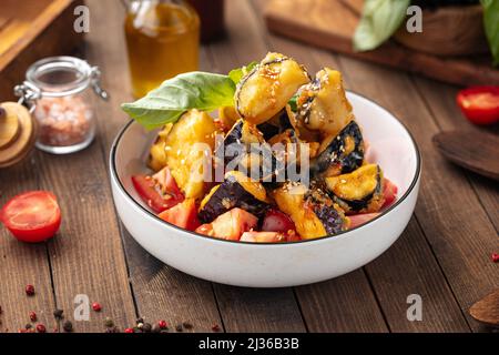 Salade d'aubergines croustillantes au piment doux Banque D'Images