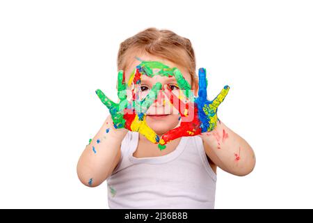 La fille montre ses mains peintes avec des couleurs vives, sur un fond blanc Banque D'Images