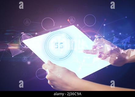 Concept de tablette futuriste de Holdig main Banque D'Images