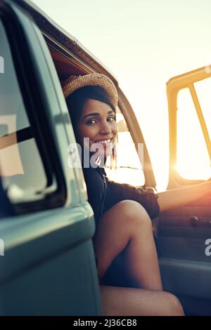 Route qui s'y mène tout l'été. Photo d'une jeune femme qui profite d'un voyage de détente. Banque D'Images