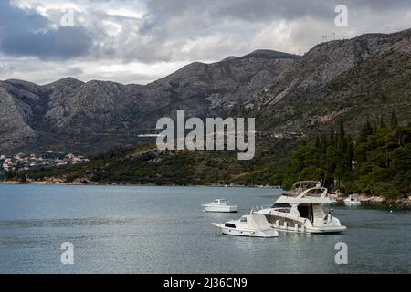 Yacht dans la mer Adriatique. Montagnes et nuages orageux en arrière-plan. Banque D'Images