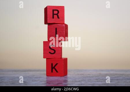 Cubes en bois rouge avec RISQUE de texte et espace de copie pour le texte. Concept commercial et financier Banque D'Images