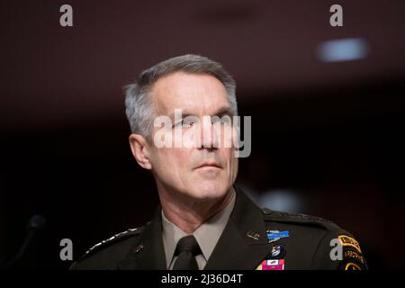 Le général Richard Clarke, commandant de la Commission des opérations spéciales des États-Unis, comparaît devant une audience du Comité sénatorial des services armés pour examiner la position du Commandement des opérations spéciales des États-Unis et du cybercommandement des États-Unis en vue de l'examen de la demande d'autorisation de défense pour l'exercice 2023 et les années à venir Programme de défense, Dans le bureau du Sénat Dirksen à Washington, DC, Etats-Unis, le mardi 5 avril, 2022. Photo de Rod Lamkey/CNP/ABACAPRESS.COM Banque D'Images