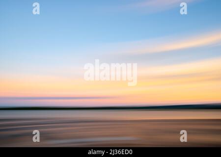 Photographie à l'aube ou au crépuscule, avec effet de peinture et impressionnisme en bord de plage. Banque D'Images