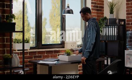 Un homme mécontent qui a fait des affaires après avoir été congédié d'un travail de l'entreprise. Personne frustrée qui fait face au chômage et aux problèmes financiers, qui ne travaille pas sur la carrière d'affaires. Crise professionnelle Banque D'Images