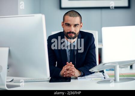 Passons à l'activité. Portrait d'un jeune homme d'affaires assis à son bureau. Banque D'Images