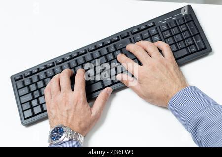 Gros plan des mains d'homme d'affaires dactylographiant sur clavier d'ordinateur.Affaires, éducation, programmation... Banque D'Images