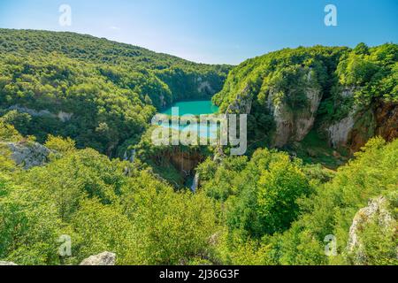 Le lac Korana et le lac Novakovica Brod donnent sur le parc national des lacs Plitvice de Croatie. Parc naturel de la forêt avec des lacs et des cascades à Lika Banque D'Images