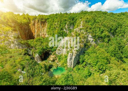 Soleil sur le point de vue sur la chute d'eau de Veliki Slap et la cascade de Sastavci du parc national de Plitvice en Croatie. Nom du patrimoine mondial de l'UNESCO de la Croatie Banque D'Images