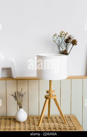 Lampe de table, lavande dans un vase blanc dans le décor du salon dans un style scandinave minimaliste Banque D'Images