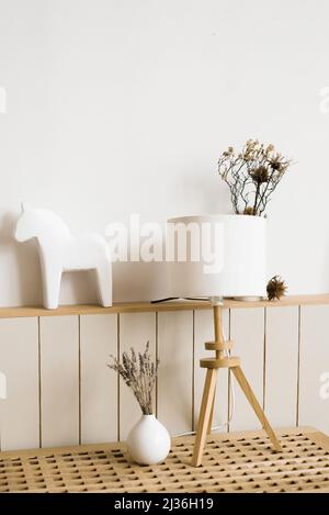 Lampe de table, lavande dans un vase blanc dans le décor du salon dans un style scandinave minimaliste Banque D'Images