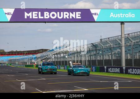 La voiture de sécurité et la voiture médicale FIA Aston Martin en action lors du Grand Prix d'Australie de Formule 1 Heineken 2022, 3rd du Championnat du monde de Formule 1 de la FIA 2022, sur le circuit Albert Park, du 8 au 10 avril 2022 à Melbourne, Australie - photo: Florent Gooden/DPPI/LiveMedia Banque D'Images