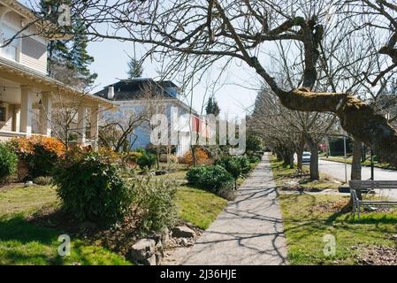 Olympia, Washington, États-Unis. Mars 2021. Maisons privées près du capitole lors d'une journée de printemps ensoleillée Banque D'Images