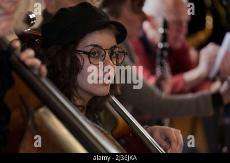 Jeune violoncelliste étudiant jouant lors d'une répétition de "musique contemporaine pour tous" le concert du Festival de Sussex à l'Université de Chichester 2018 Banque D'Images