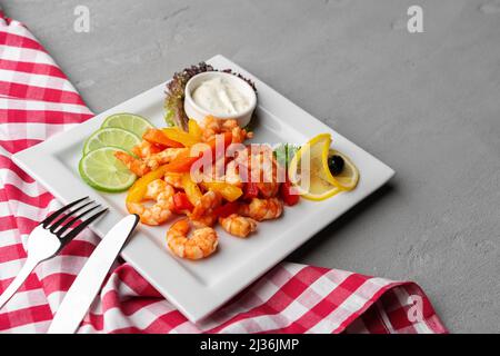 Crevettes épicées à l'ail, blanc sur fond gris Banque D'Images