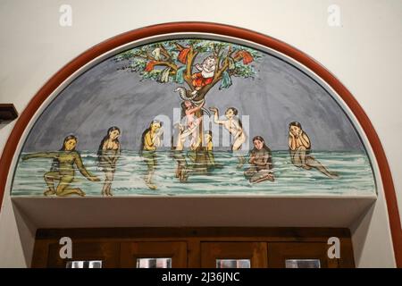 Fresque des femmes de bain au-dessus d'une porte dans la station de luxe de Chidambara Vilas, Chettinad, Tamil Nadu, Inde Banque D'Images