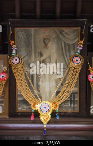 Photo encadrée d'époque au-dessus d'une porte dans le complexe de luxe de Chidambara Vilas, Chettinad, Kadiapatti, Tamil Nadu, Inde Banque D'Images