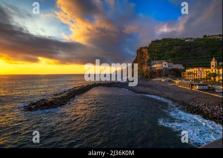 Coucher de soleil depuis la jetée de Ponta do sol sur l'île de Madère, Portugal Banque D'Images