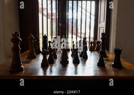 Gros plan d'un jeu d'échecs en bois à la station de luxe de Chidambara Vilas, Chettinad, Tamil Nadu, Inde. Banque D'Images