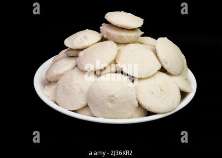 Sans les couleurs de White plate avec Sambar en Red Bowl, isolé sur fond noir, sans les couleurs de White plate, Sambar en Red Round Bowl, South Indian Breakfast Banque D'Images