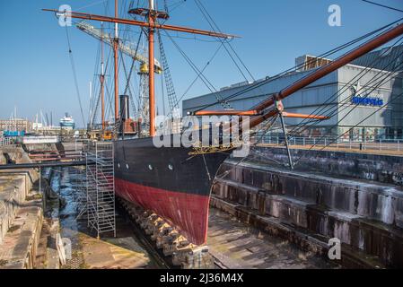 Den Helder, pays-Bas, mars 2022. Le navire naval historique Bonaire en cale sèche dans l'ancien chantier naval de Willemsoord, Den Helder. Photo de haute qualité Banque D'Images