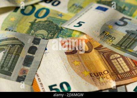Billets en euros. Tableau couvert de billets. Banque D'Images