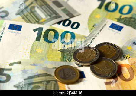 Gros plan de différentes pièces en euros et billets de banque sur une table Banque D'Images
